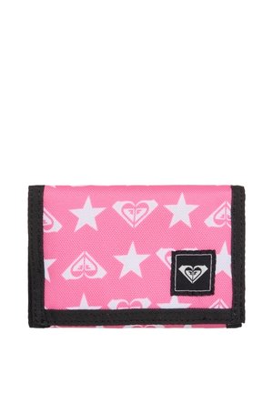 Cartera de tela rosa con estrellas blancas y patrones de corazones, ribete negro y una parche cuadrado negro con un logo de corazón blanco en la parte frontal.