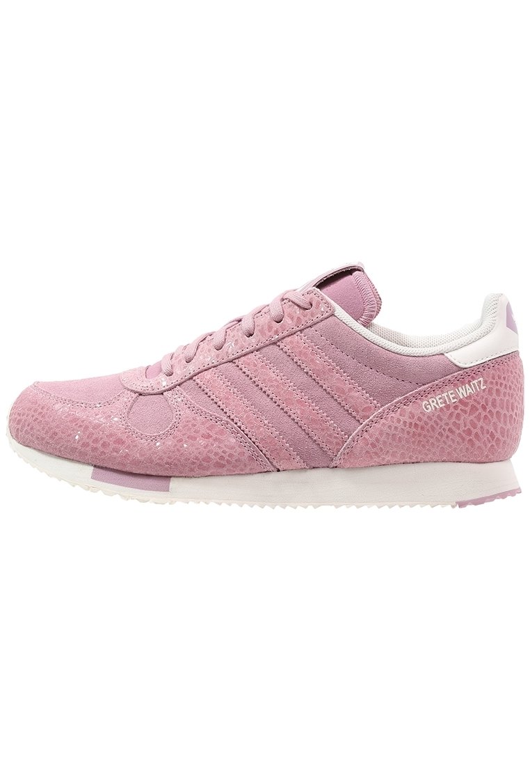 Rosa sneaker med en blandning av texturerade material, inklusive mocka och konstgjord ormskinn, med vit sula och varumärke på sidan.