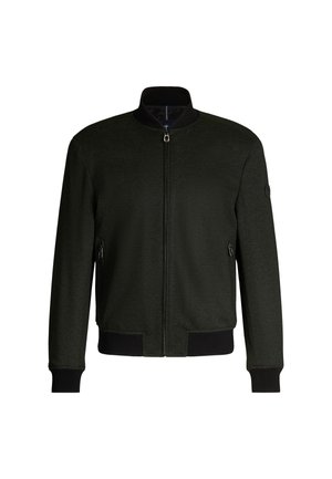 Giacca bomber verde scuro con colletto e polsini neri, con zip frontale completa e tasche laterali per funzionalità. Texture liscia.