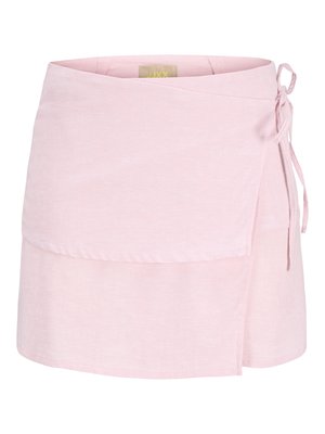 Hele roosa kokku mähitav seelik külgse sõlmega, keskmise pikkusega serva ja peene tekstuuriga tavalisel valgel taustal.