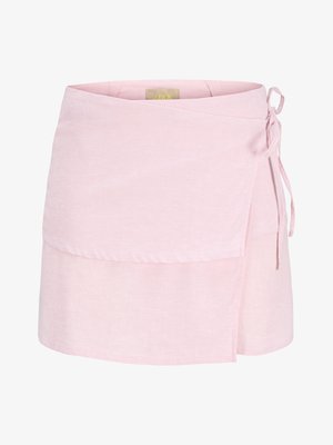 Hele roosa kokku mähitav seelik külgse sõlmega, keskmise pikkusega serva ja peene tekstuuriga tavalisel valgel taustal.