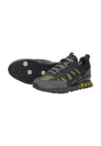 Zwarte en grijze sportschoenen met neon groene mesh, hexagonpatroon zolen en vetersysteem, één schoen rechtop en één op zijn zij.