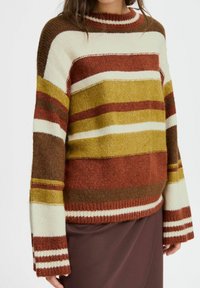 Margas striped megztinis ilgomis rankovėmis, su grietinėlės, rūdžių, alyvuogių ir rudos spalvos atspalviais. Megztas paviršius ir platūs rankogaliai.