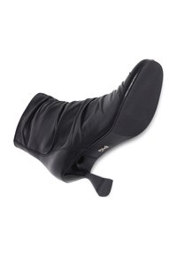 Crne kožne gležnjače s nabranim dizajnom, šiljastim vrhom i elegantnom stiletto potpeticom. Imaju minimalan hardver i glatku završnu obradu.