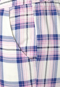 Geplaidde stof met roze, blauwe en witte kleuren, voorzien van zwarte accenten. Zachte textuur en een patroon van kruisende lijnen en vierkanten.