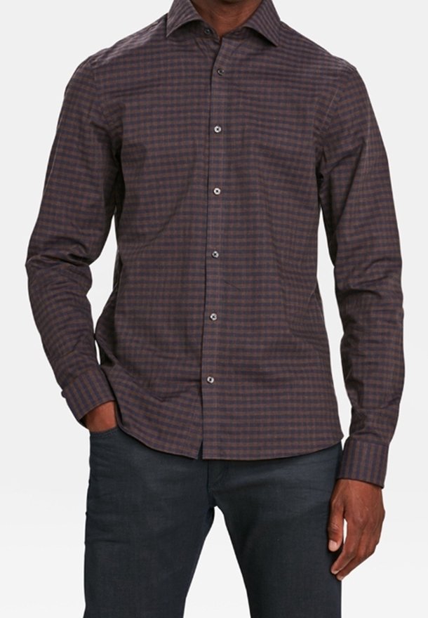 Kostkovaná košile v tmavších tónech, vyrobená z bavlny. Má límec s knoflíky a knoflíky na přední straně. Texturovaná tkanina se strukturovaným střihem.