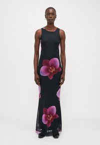 Robe noire sans manches avec de grands motifs d'orchidées violettes. Le tissu est doux avec un design fluide et un ourlet transparent.