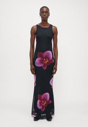 Svart ermeløs kjole med store lilla orkidé mønstre. Stoffet er glatt med en flytende design og en gjennomsiktig kant.