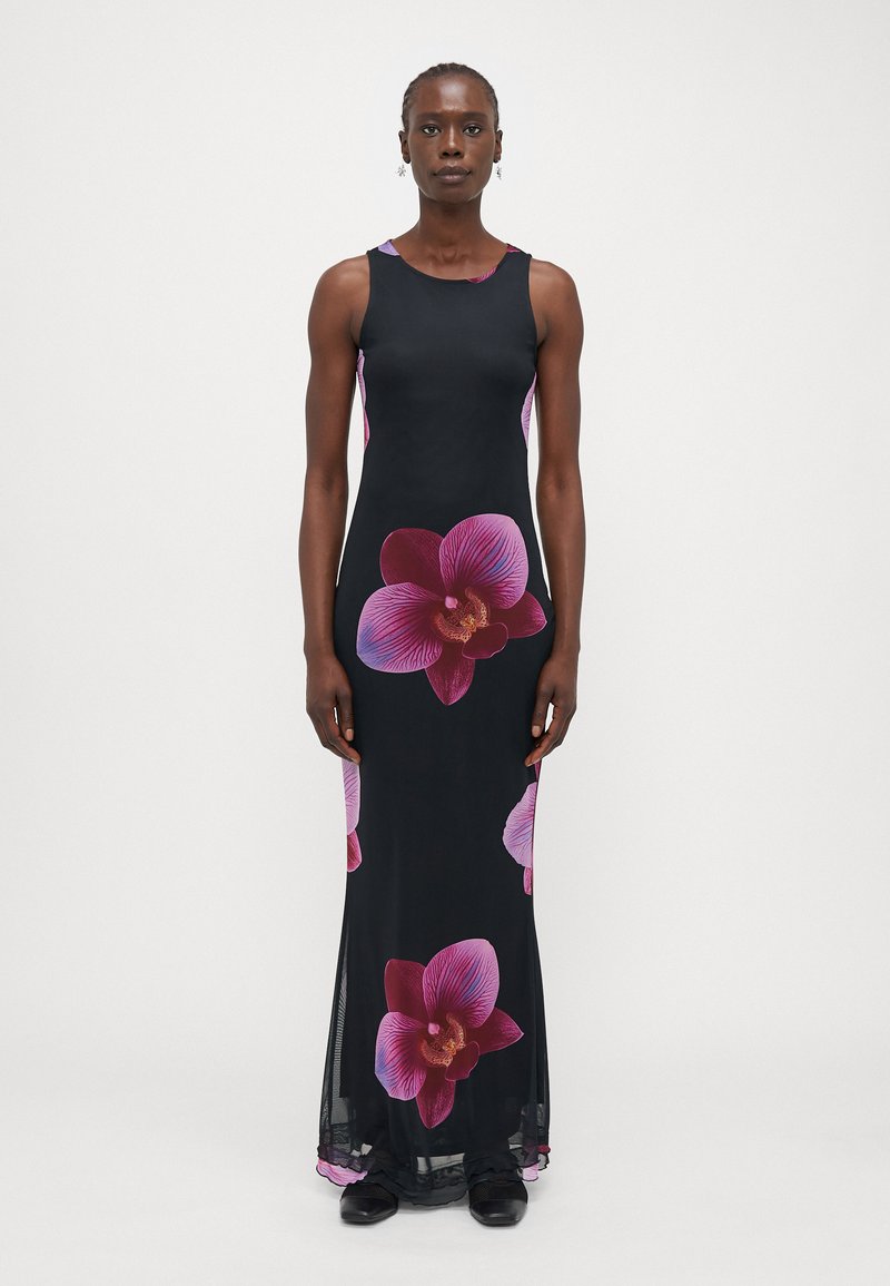 Robe noire sans manches avec de grands motifs d'orchidées violettes. Le tissu est doux avec un design fluide et un ourlet transparent.