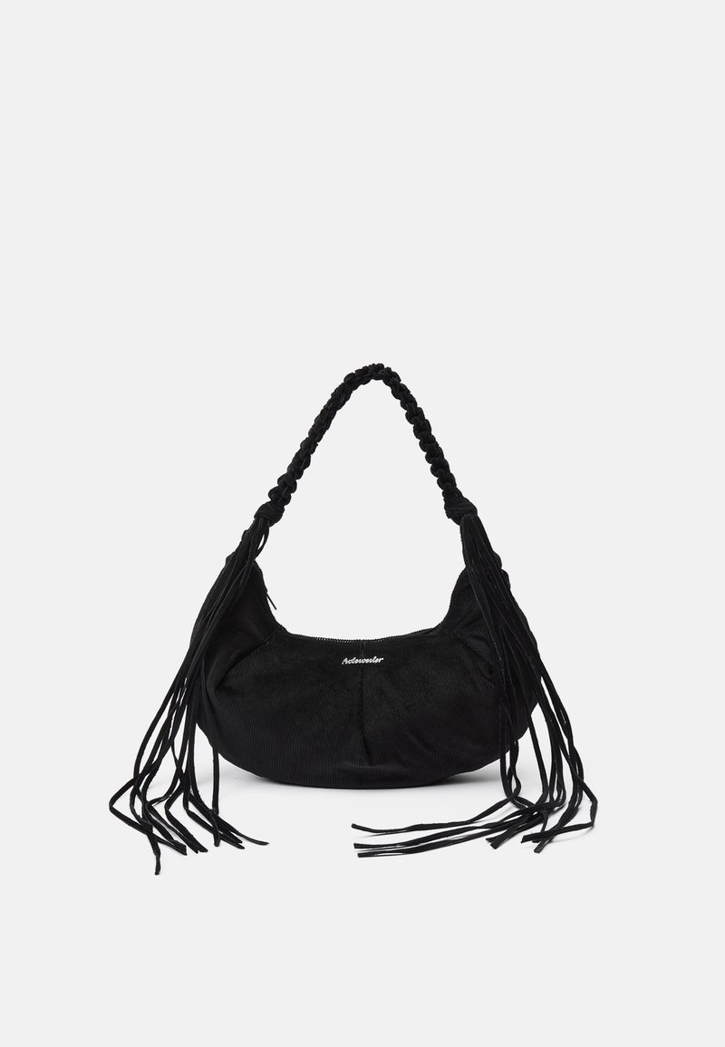 Sac à main en velours côtelé noir avec une poignée tressée et de longues franges. Forme arrondie avec une fermeture éclair. Marque discrète sur le devant.