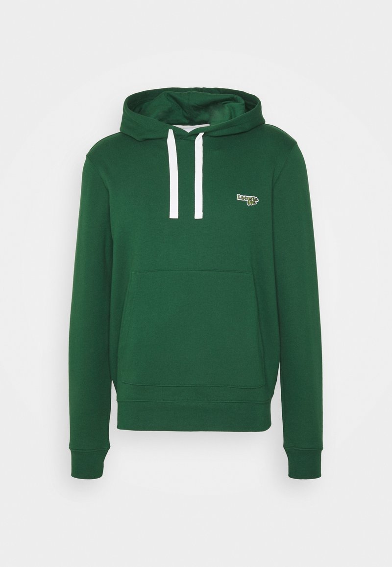 Sweat à capuche vert avec cordons blancs, poche kangourou à l'avant et petite étiquette logo sur la poitrine gauche.