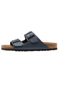Zwarte en blauwe sandalen met twee banden, verstelbare gespen, een kurken voetbed en een getextureerde rubberen zool. Vlakke zoolontwerp voor casual gebruik.