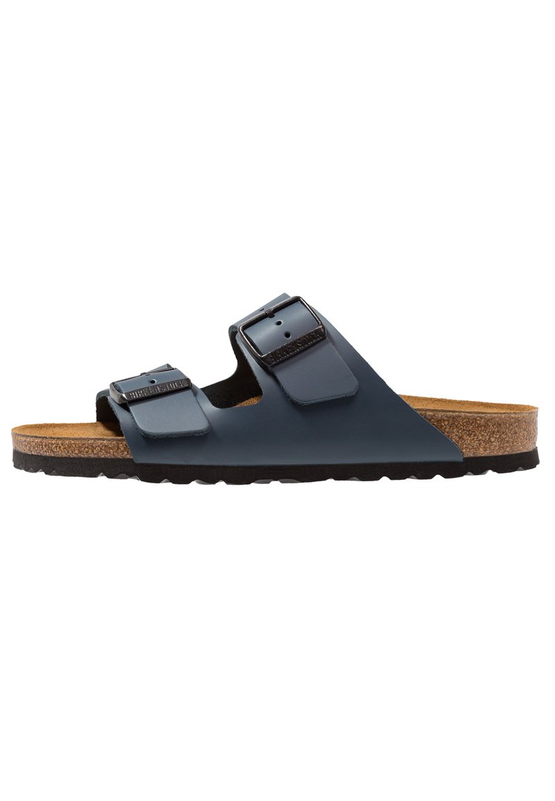 Zwarte en blauwe sandalen met twee banden, verstelbare gespen, een kurken voetbed en een getextureerde rubberen zool. Vlakke zoolontwerp voor casual gebruik.