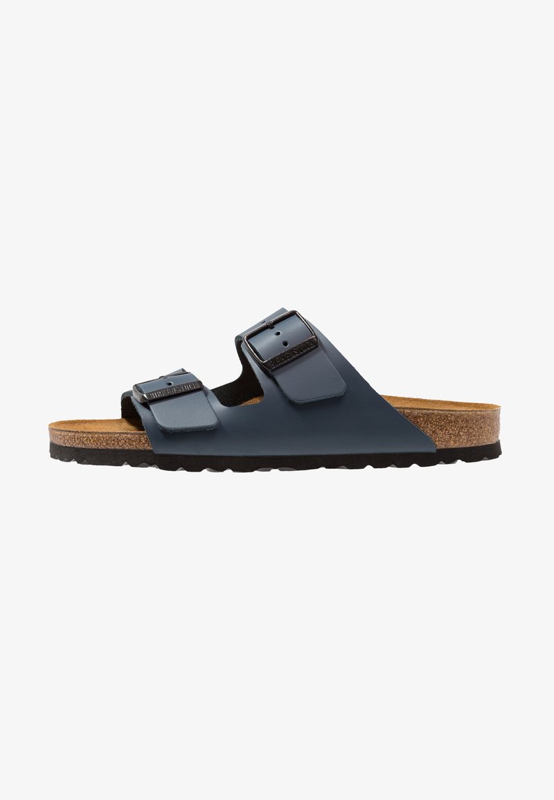 Zwarte en blauwe sandalen met twee banden, verstelbare gespen, een kurken voetbed en een getextureerde rubberen zool. Vlakke zoolontwerp voor casual gebruik.