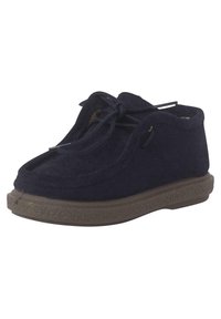 Scarpa in feltro blu navy con punta arrotondata, design con lacci e suola in gomma texture. Presenta un morbido rivestimento interno per il massimo comfort.