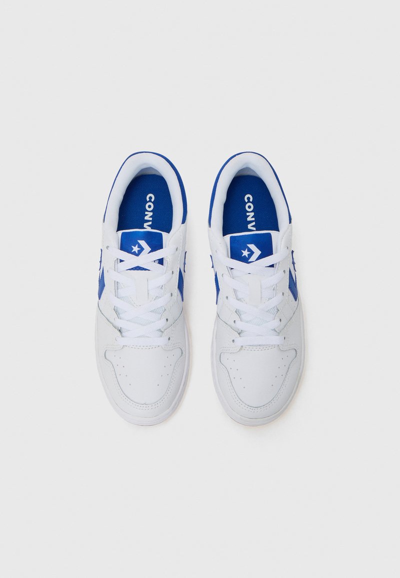 Sneakers bianchi con accenti blu, tomaia in pelle liscia, punta rotonda e design classico con lacci, logo sulla linguetta.
