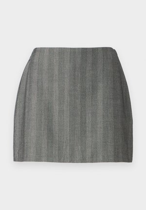Sivá mini sukňa s textúrovanou tkaninou, ktorá má vertikálne prúžky a priliehavý pás. Priamy strih a hladký povrch.