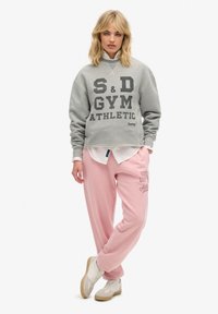 Superdry & Co VINTAGE WASHED GRAPHIC JOGGER - Trainingsbroek - soft pink