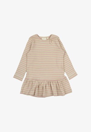 Ilga rankovė suknelė iš jūros audinio, turinti šviesiai rožinių ir kreminės spalvos horizontalių juostelių, apvalų iškirpimą ir susiraukšlėjusius volanų kraštus.