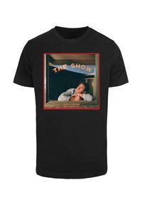 Sort t-shirt med et frontgrafik af et vindue, hvor teksten "FORESTILLINGEN" står i kraftige farver, og et foto centreret inden for rammen.