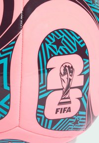 Ružičasta nogometna lopta s crnim i tirkiznim geometrijskim uzorcima, s logotipom FIFA Svjetskog prvenstva i dizajnom trofeja. Teksturirana površina za bolji uhvat.
