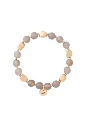 Stretch-Armband mit abwechselnden runden grauen Perlen und unregelmäßig geformten goldfarbenen Perlen, mit einem kleinen runden goldenen Anhänger graviert mit "A&C."