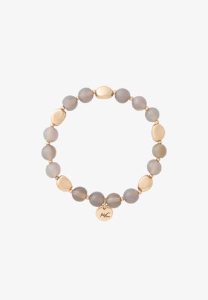 Pulsera elástica con cuentas redondas grises alternadas y cuentas doradas de forma irregular, con un pequeño charm redondo dorado grabado con "A&C".