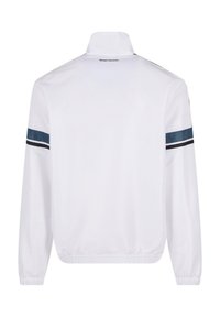 Vit lättviktsjacka med hög krage, med marinblå och svarta ränder på ärmarna. Elastiska cuffs och nederkant.