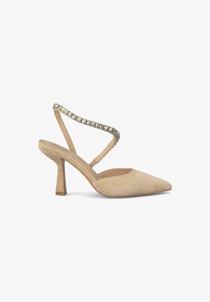 Scarpe slingback nude in suede con tacco alto, punta affusolata e cinturino decorato con strass trasparenti, dotate di un solido tacco a blocco.