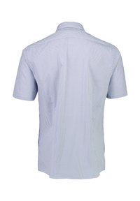 Camicia a maniche corte di colore azzurro chiaro con piccoli pois blu scuro, colletto a pulsante e taglio dritto. Tessuto liscio con lievi variazioni di texture.