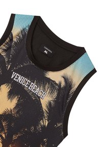 Canottiera in rete con base nera, caratterizzata da una grafica di palma, testo "VENICE BEACH" e dettagli blu sulle spalle. Taglia XL.