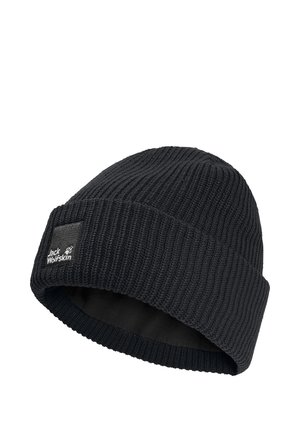 Zwarte gebreide beanie met opgevouwen rand en klein Jack Wolfskin-logo patch aan de voorkant.