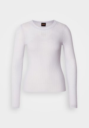 Hvit langermet topp laget av ribbestrikket stoff; har rund hals og tettsittende design med subtil tekstur og sømdetaljer.