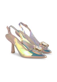 Tacchi slingback olografici traslucidi con punta affusolata, caratterizzati da un piccolo tacco a blocco e da un grande gioiello decorativo su ogni scarpa.