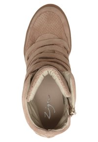 Baskets en daim beige avec bout perforé, col rembourré, multiples brides horizontales et fermeture éclair sur le côté de la cheville, vues de dessus.