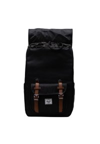 Zwarte stoffen rugzak met bruine leren gespbanden, voorvak, trekkoordsluiting en wit rechthoekig logo-label.
