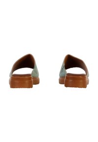 Scarpe slip-on verdi con suola in gomma marrone bassa e retro aperto. Materiale superiore liscio e tallone texturizzato per una migliore aderenza.