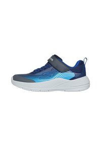 Scarpa sportiva blu con parte superiore in rete, dotata di una fascia blu scuro, suola bianca e dettagli a onde in diverse tonalità di blu.