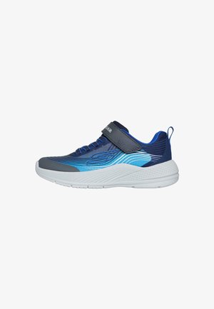 Blaue Sportschuhe mit einem Obermaterial aus Mesh, ausgestattet mit einem dunkelblauen Riemen, einer weißen Sohle und wellenförmigen Designelementen in verschiedenen Blautönen.