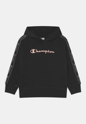 Sweat à capuche noir Champion avec logo rose sur la poitrine et bande de logos répétée le long des manches, doté d'une capuche et de poignets et ourlet côtelés.