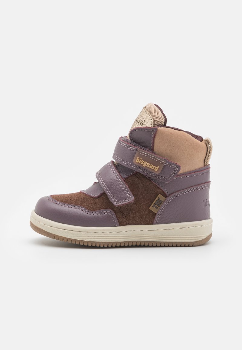Chaussure montante en cuir violet et en daim marron avec deux bandes Velcro ajustables et un col en tissu texturé ; semelle en caoutchouc avec des coutures légères.