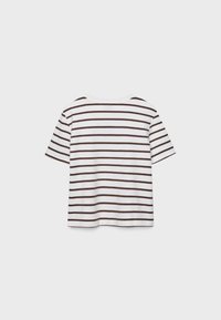 Hvid kortærmet skjorte med horisontale brune striber, set bagfra, mod en ensartet lys grå baggrund.