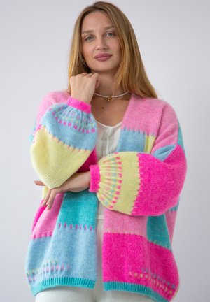 Wielokolorowy sweter w odcieniach różu, niebieskiego i żółtego. Miękka dzianina z prążkowanymi mankietami oraz luźnym krojem. Wzór w szachownicę z kontrastującymi akcentami.