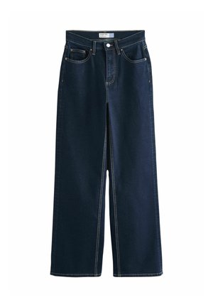 Tmavě modré džíny s širokými nohavicemi, předním knoflíkem a zipem, pětikapsovým designem a kontrastním šitím na bílém pozadí.