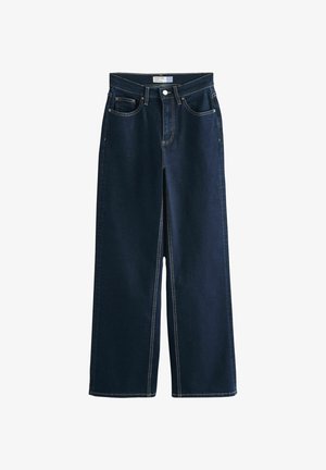 Tmavě modré džíny s širokými nohavicemi, předním knoflíkem a zipem, pětikapsovým designem a kontrastním šitím na bílém pozadí.