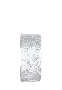 Bague en argent avec une surface texturée et inégale. La bague est large et possède un intérieur lisse. Elle présente une finition polie avec un aspect brillant.