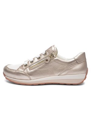 Sneaker à talon compensé bas en cuir métallisé or rose avec bout en caoutchouc blanc, fermeture éclair latérale et lacets blancs sur semelle en caoutchouc beige.