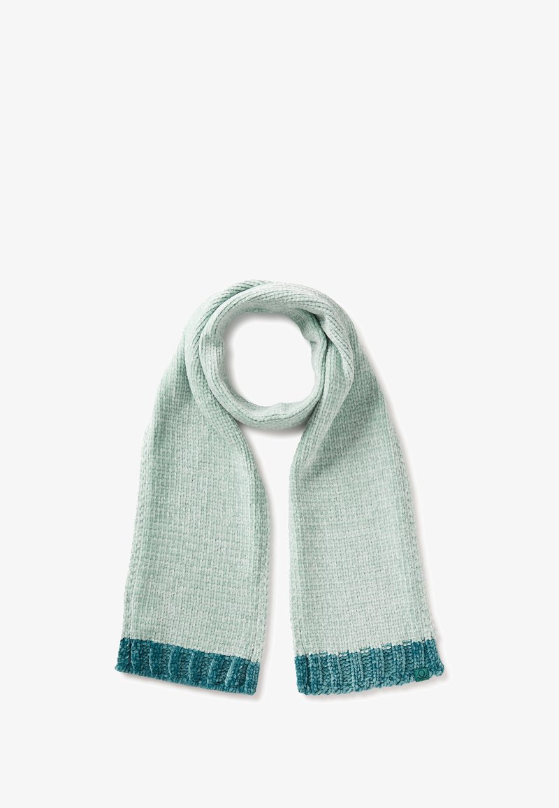 Bufanda de punto verde claro con bordes acanalados en teja, de textura suave, doblada en forma de bucle sobre un fondo blanco.