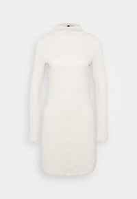 Robe en maille blanc cassé, avec un col montant et des manches longues. Le tissu a une texture côtelée et une silhouette ajustée.