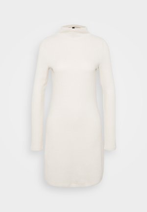 Strikket kjole i off-white, med høj hals og lange ærmer. Stoffet har en ribbet tekstur og en tætsiddende silhuet.